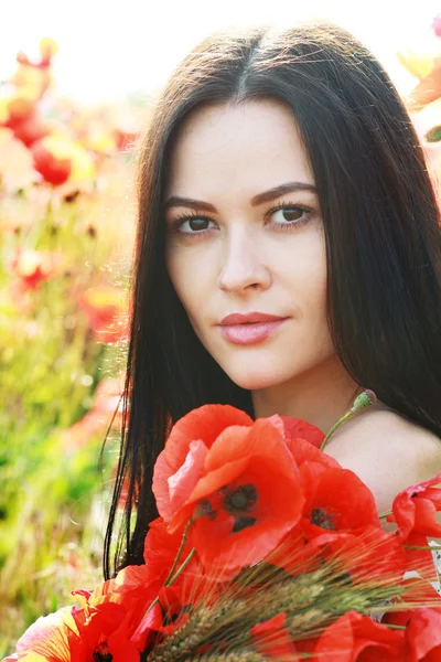 Meisje in papavers veld — Stockfoto