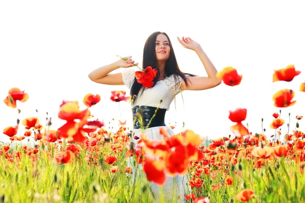 Poppies alan kız — Stok fotoğraf