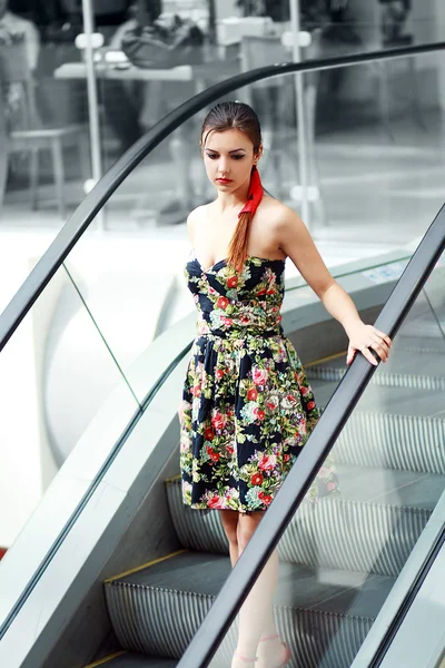 Lady standing on escalator — Stock Photo, Image