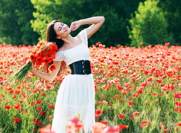 Ragazza nel campo papaveri — Foto Stock