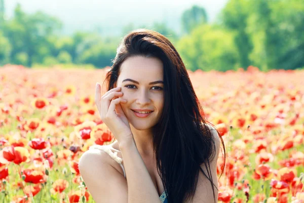 Fille dans le champ de pavot — Photo