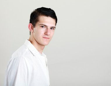 Yakışıklı genç adam.