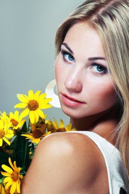 Güzel sarışın kadın.