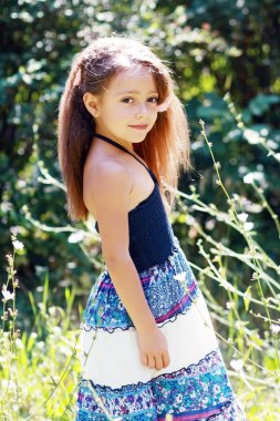 çayır üzerinde küçük kız