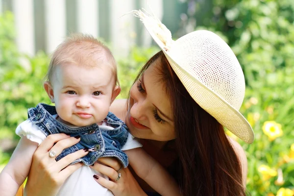 Junge Mutter mit Baby — Stockfoto