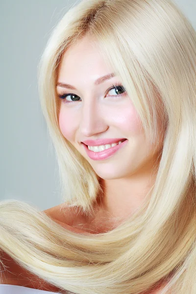Menina com cabelos brancos longos — Fotografia de Stock