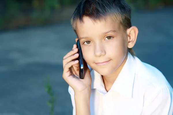 Мальчик 10 лет с мобильным телефоном — стоковое фото