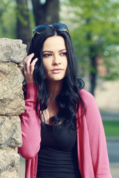 Linda menina morena em um parque — Fotografia de Stock