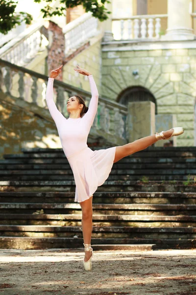 Балерина на открытом воздухе — стоковое фото