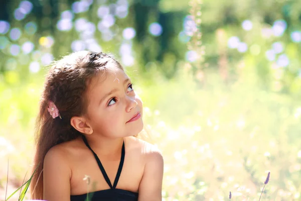 Niña en el prado — Foto de Stock