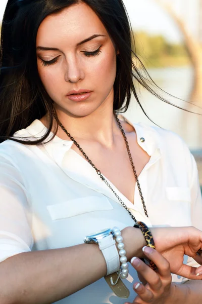 Girl looks at watch — Stock Photo, Image