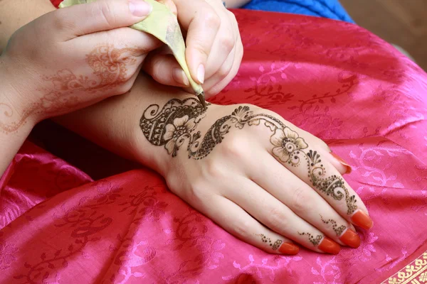 Henna sendo aplicado à mão — Fotografia de Stock