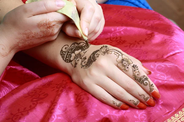 Henna wordt toegepast bij de hand — Stockfoto