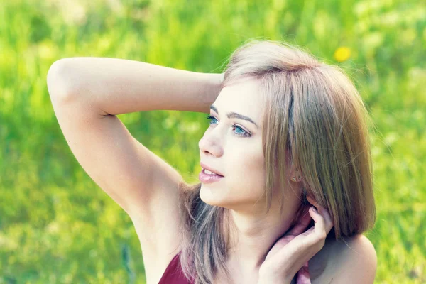 Linda menina loira em um parque — Fotografia de Stock