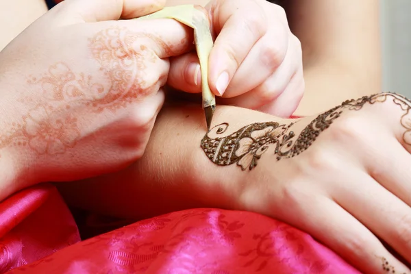 Henna being applied to hand — Stock Photo, Image