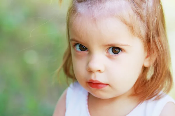 Niña en el prado — Foto de Stock