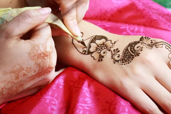 Henna being applied to hand — Stock Photo, Image