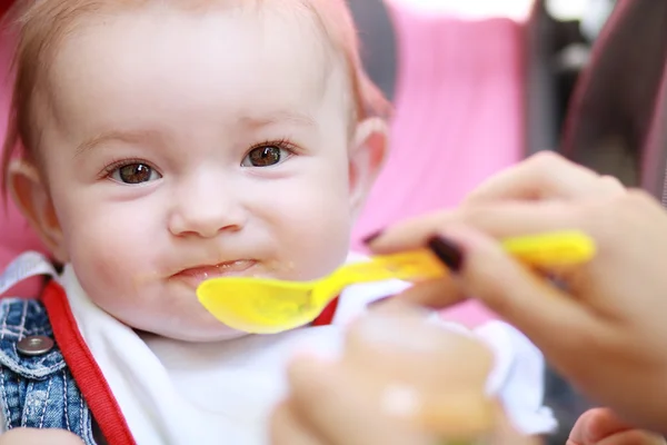 Child eating — Stock Photo, Image