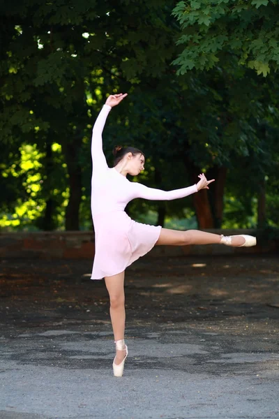 Ballerina all'aperto — Foto Stock