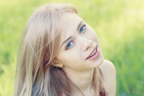 Jeune femme en plein air — Photo