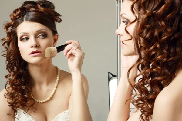 女人指示一个化妆žena směruje make-up — Stock fotografie