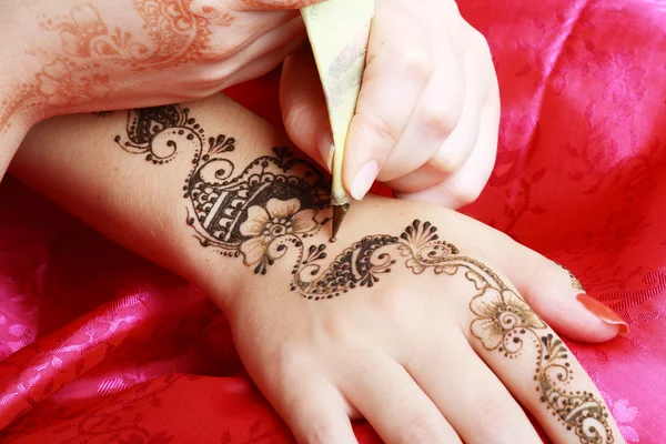 Henna wordt toegepast bij de hand — Stockfoto