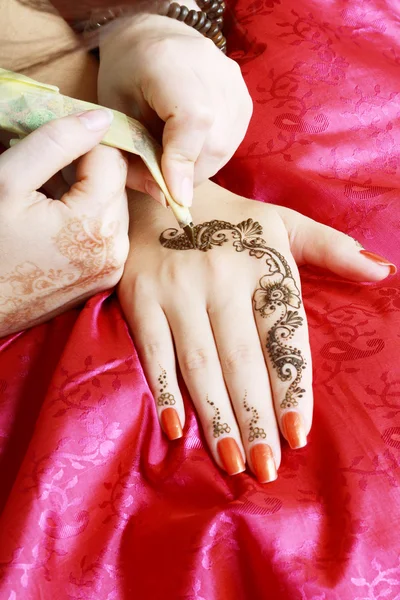Henna jest stosowana do strony — Zdjęcie stockowe