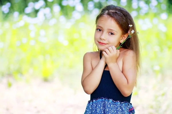 Menina no prado — Fotografia de Stock