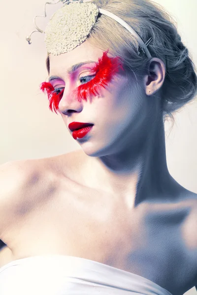 Yaratıcı makyaj kırmızı yanlış eyelashes — Stok fotoğraf
