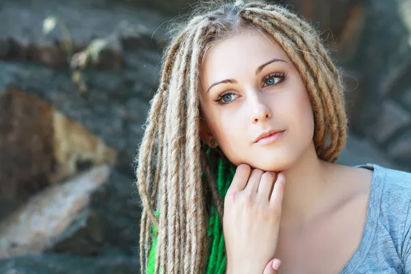 Penteado de moda com dreads — Fotografia de Stock