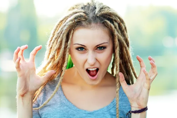 Vrouw met dreadlocks gezicht maken — Stockfoto