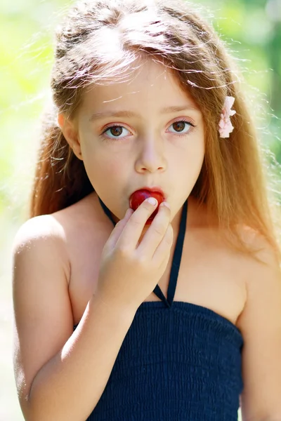 女の子食べる梅 — ストック写真