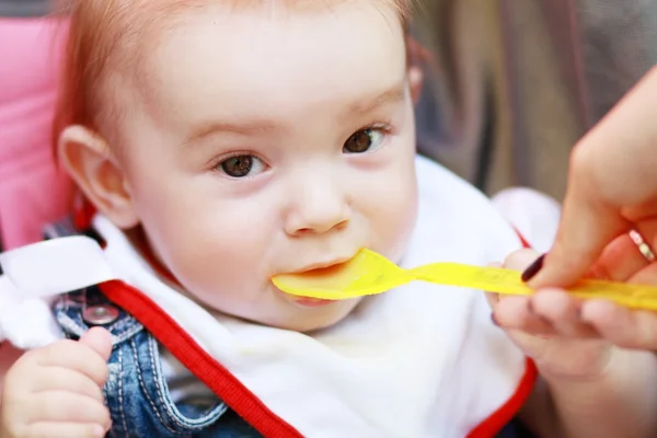 Child eating — Stock Photo, Image