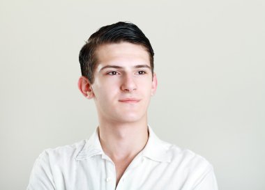 Yakışıklı genç adam.