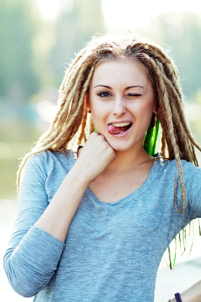 Mujer con rastas haciendo cara — Foto de Stock