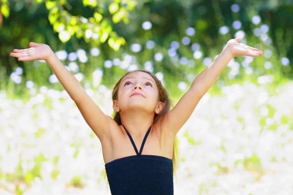 Bambina sul prato — Foto Stock