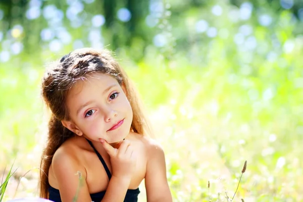 在草原上的小女孩 — 图库照片