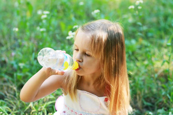 Bambina beve acqua minerale — Foto Stock