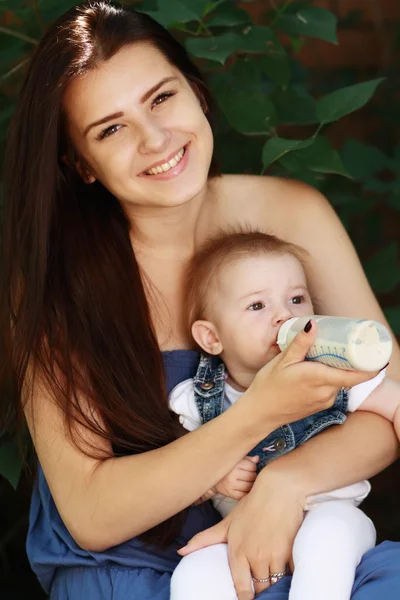 Mutter füttert ihr Baby — Stockfoto