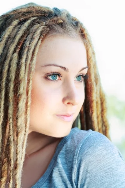 Frau mit Dreadlocks — Stockfoto