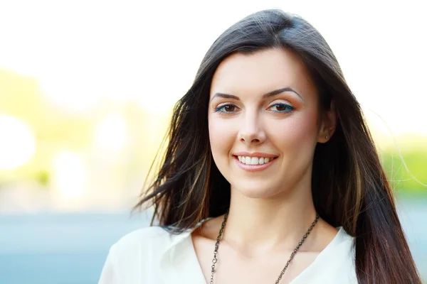 Sorridente bella donna — Foto Stock