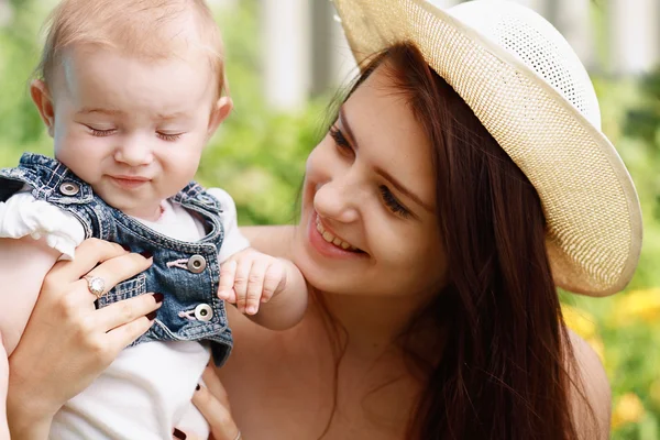 Junge Mutter mit Baby — Stockfoto