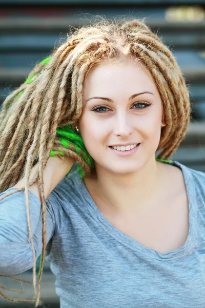 Kvinna med dreadlocks — Stockfoto