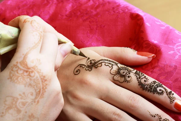 Henna auf die Hand aufgetragen — Stockfoto