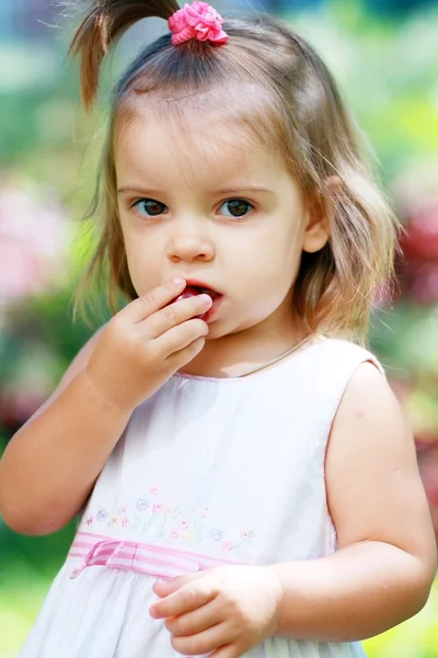 Mädchen isst Pflaume — Stockfoto