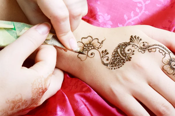 Henna being applied to hand — Stock Photo, Image