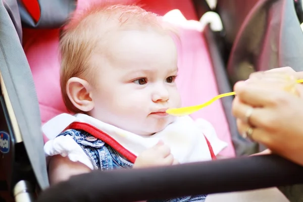 Child eating — Stock Photo, Image