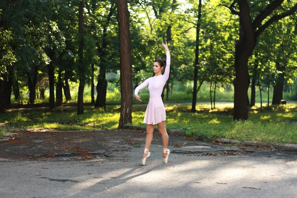 Ballerina all'aperto — Foto Stock