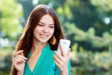 Cep telefonu kullanan kadın