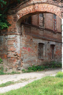 terk edilmiş bir bina cephe